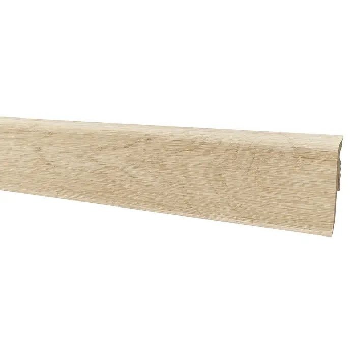 Sockelleiste Vigo - 220 x 1,5 x 6 cm, Wildwood Eiche - Eine Fußleiste in heller Holzoptik, ideal für die stilvolle Gestaltung von Innenräumen und zur Abdeckung von Bodenübergängen.