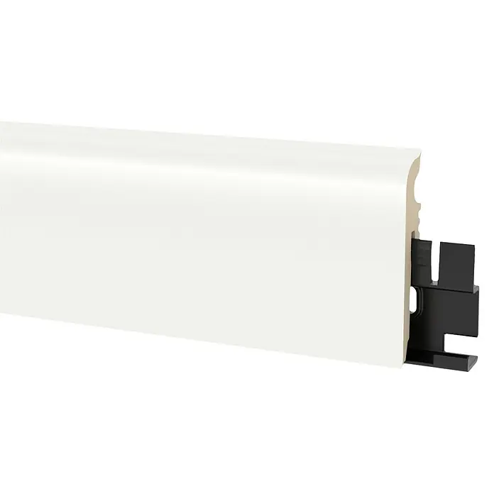 Sockelleiste Vigo - 220 x 1,5 x 6 cm, Weiss - Detailaufnahme einer weißen Fußleiste mit einem schwarzen Befestigungssystem, ideal für moderne Raumgestaltung.