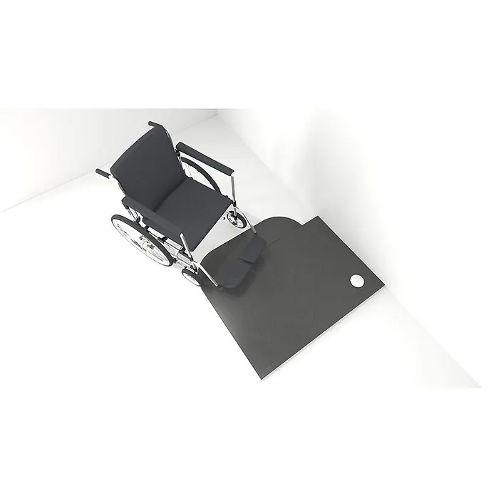 Dusch-Rampe Velto - L x B x H: 104 x 26 x 3,5 cm, Anthracite Stone - Ein Rollstuhl steht auf einer rutschfesten Duschmatte in einer Ecke des Badezimmers, die sich ideal für barrierefreie Duschen eignet.