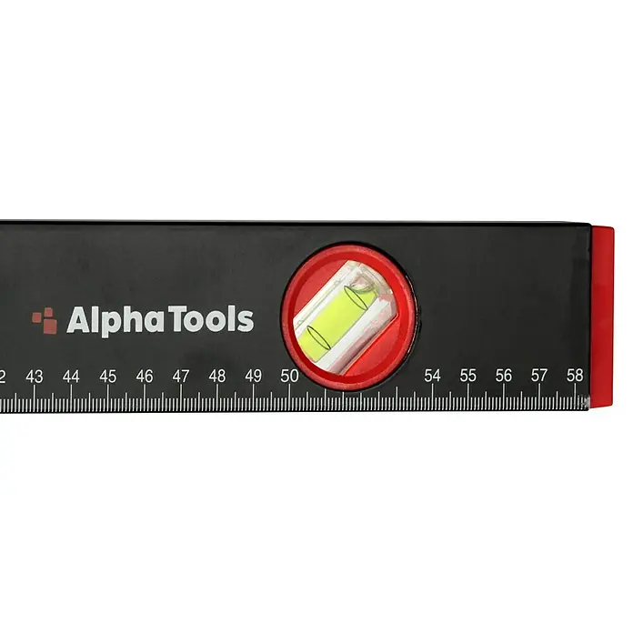 Alpha Tools Wasserwaagen-Set - 3 Stk. - Nahaufnahme einer Wasserwaage von Alpha Tools, die die Blase in der Libelle und die metrische Skala zeigt.