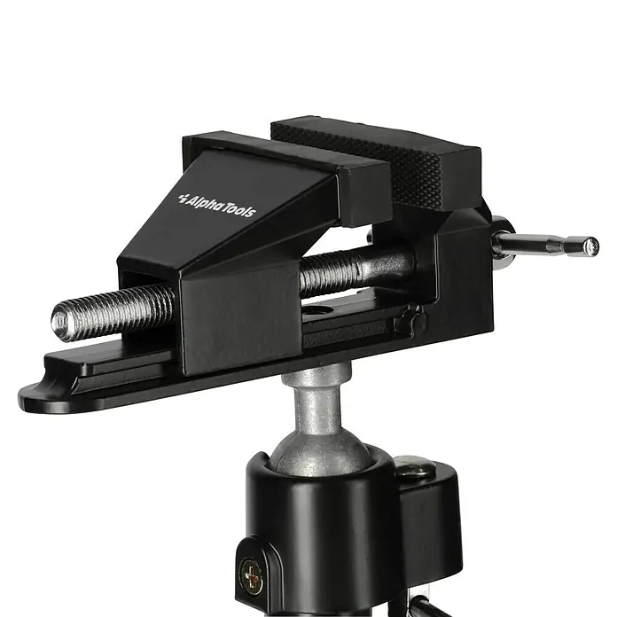 Alpha Tools Tisch-Schraubstock - 360 ° drehbar, Spannweite: 0 mm - 72 mm - Nahaufnahme eines schwarzen Alpha Tools Schraubstocks auf einem Stativ, ideal für präzise Arbeiten und Hobbyprojekte.