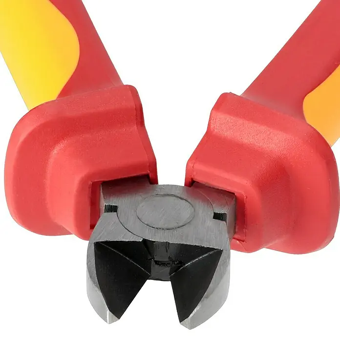 Alpha Tools Elektriker-Schraubendreher - 6 -tlg. - Nahaufnahme einer Zange mit rot-gelben Griffen, die auf einem schwarzen Hintergrund scharfgestellt sind. Ideal für präzise Schneidarbeiten.