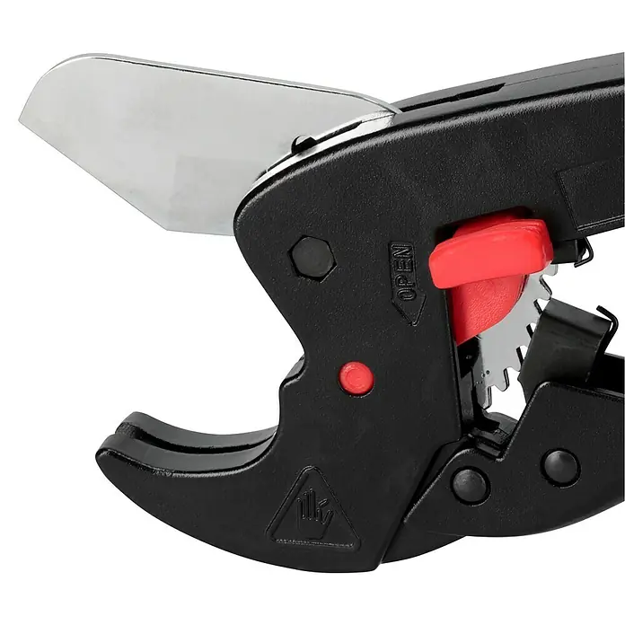 Alpha Tools Rohrabschneider - Durchmesser Rohr: 3 mm - 42 mm - Nahaufnahme eines Rohrabschneiders mit scharfer Klinge, schwarzem Griff und rotem Entriegelungsknopf für präzise Schnitte.
