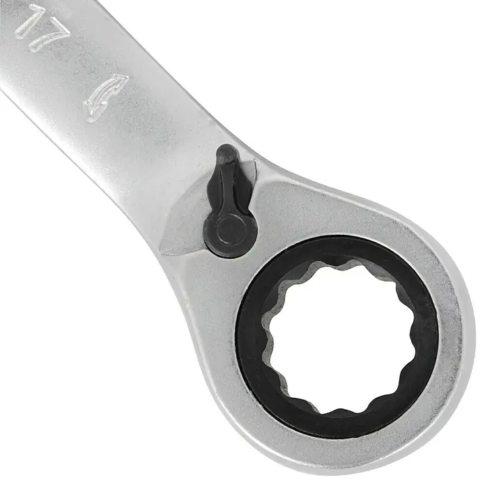 Alpha Tools Ringmaulratschenschlüssel-Satz - 5 -tlg. - Detailaufnahme eines 17er Ratschenschlüssels mit schwarzem Umschaltknopf und Öffnung für Schrauben, ideal für präzise Arbeiten.