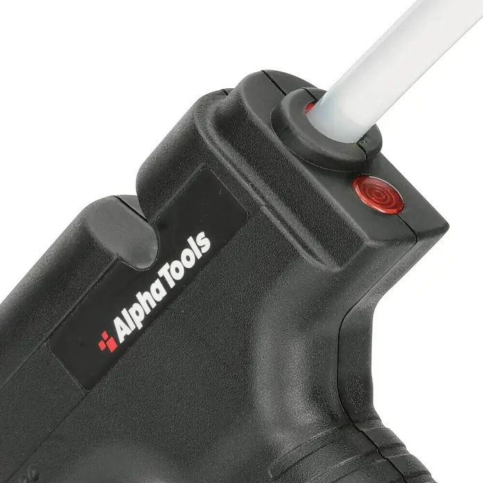 Alpha Tools Heißklebepistole - 500 W, Durchmesser Klebepatrone: 11 mm - 12 mm - Detailaufnahme einer Alpha Tools Heißklebepistole mit Klebestift, ideal für Bastelarbeiten und Reparaturen.