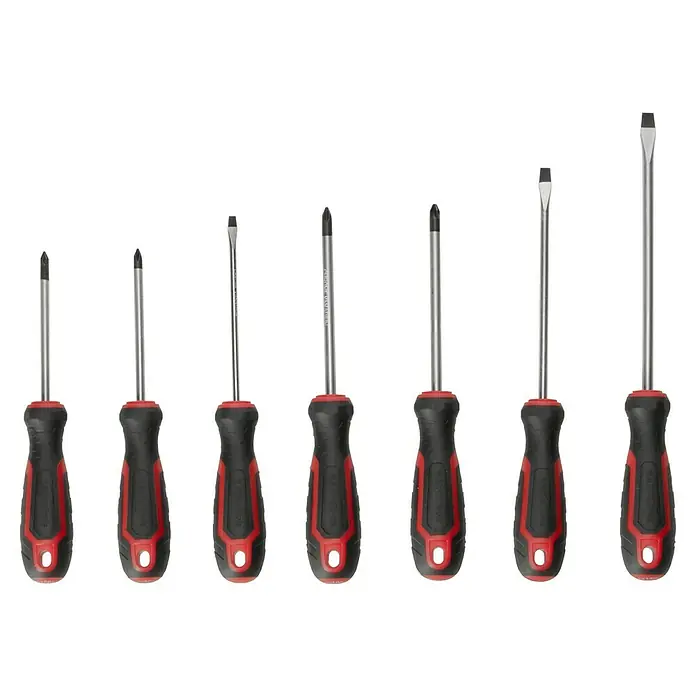 Alpha Tools Schraubendreher-Set - 7 -tlg. - Dieses Bild zeigt ein Set aus Schraubendrehern mit schwarzen und roten Griffen, die auf einer Halterung aufgereiht sind. Perfekt für jede Werkstatt.