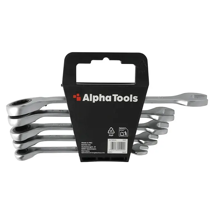 Alpha Tools Ringmaulratschenschlüssel-Satz - 5 -tlg. - Das Bild zeigt einen Satz Alpha Tools Ratschenschlüssel, die in einer schwarzen Verpackung mit dem Logo der Marke präsentiert werden.