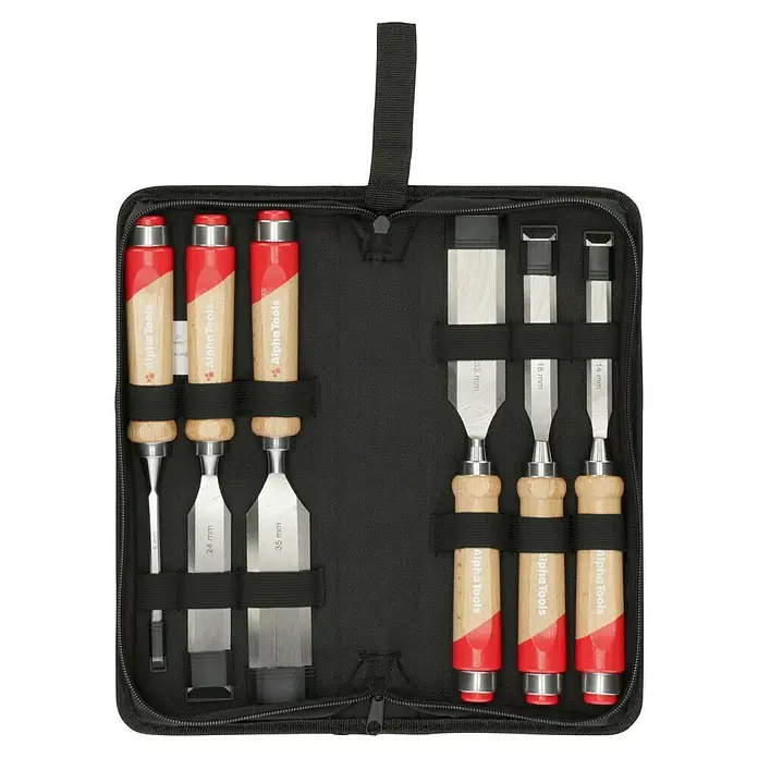 Alpha Tools Stechbeitel-Set - 6 -tlg. - Das Bild zeigt ein Set von Alpha Tools Stecheisen, ordentlich in einer schwarzen Werkzeugtasche mit roten und Holzgriffen verstaut.