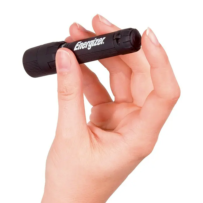 Energizer Linterna X-Focus - 2,9 x 2,9 x 15,8 cm, 7 lm - Una mano sostiene una linterna Energizer negra. La linterna es pequeña y portátil, perfecta para el uso diario.