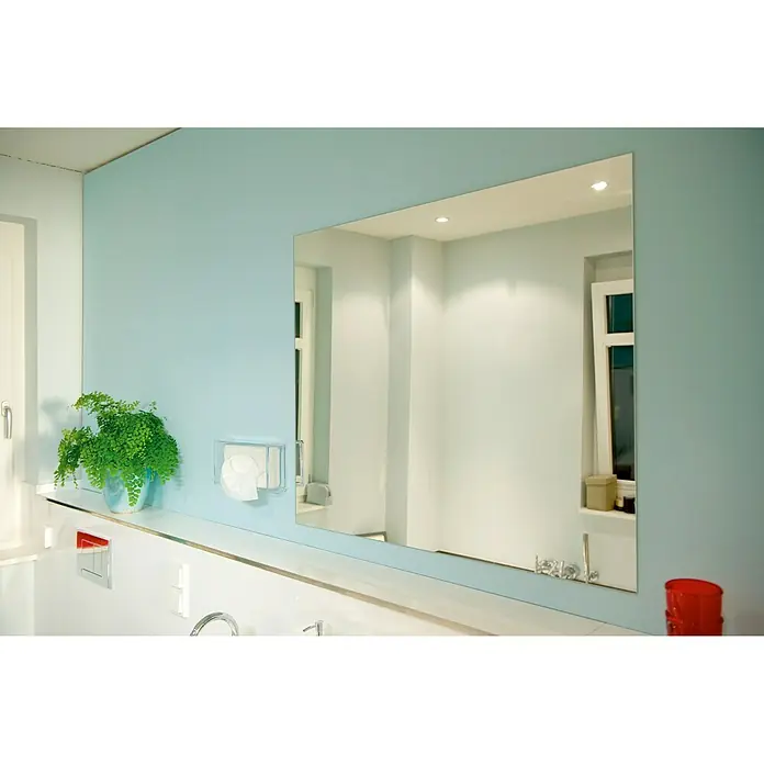 Tesa Powerbond Montageband Spiegel - 5 m x 38 mm - Ein moderner, rechteckiger Spiegel im Badezimmer, der den Raum optisch vergrößert und die Beleuchtung reflektiert.