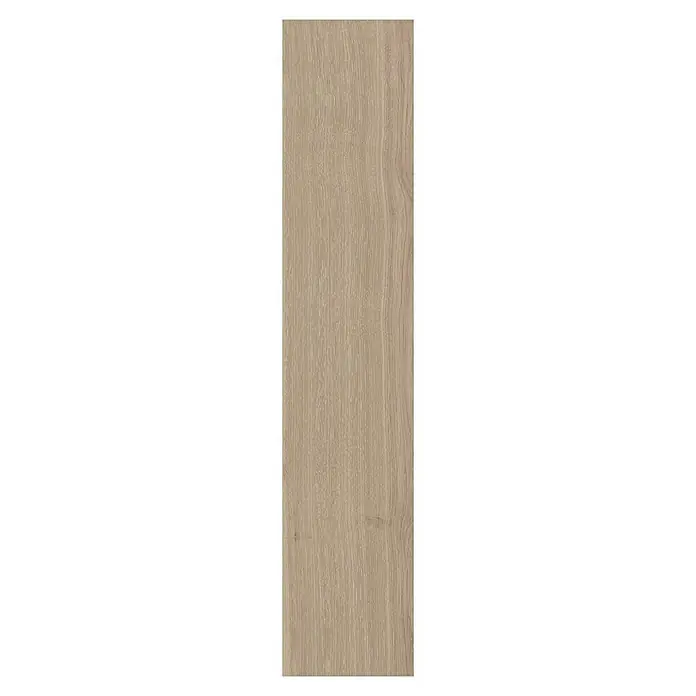 Parador Vinylboden Trendtime 3 - Eiche Regent grau, Fischgrät, 730 x 146 x 5 mm - Das Bild zeigt eine Bodenfliese in Holzoptik. Die hellbraune Fliese hat eine deutliche Holzmaserung, die für ein natürliches Aussehen sorgt.