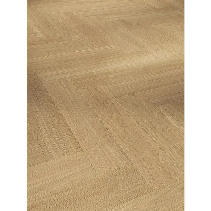 Parador Vinylboden Trendtime 3 - Eiche Oxford natur, Fischgrät, 730 x 146 x 5 mm - Nahaufnahme eines hellbraunen Holzfußbodens im Fischgrätmuster, der ein elegantes und zeitloses Design für jeden Raum bietet.
