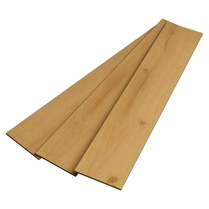 Parador Vinylboden Basic 30 - Eiche Infinity Natur, Landhausdiele, 1.207 x 216 x 9,4 mm - Drei helle Eichenholzböden liegen übereinander und zeigen die Maserung des Holzes und die natürlichen Farbtöne. Perfekt für Ihr Zuhause.