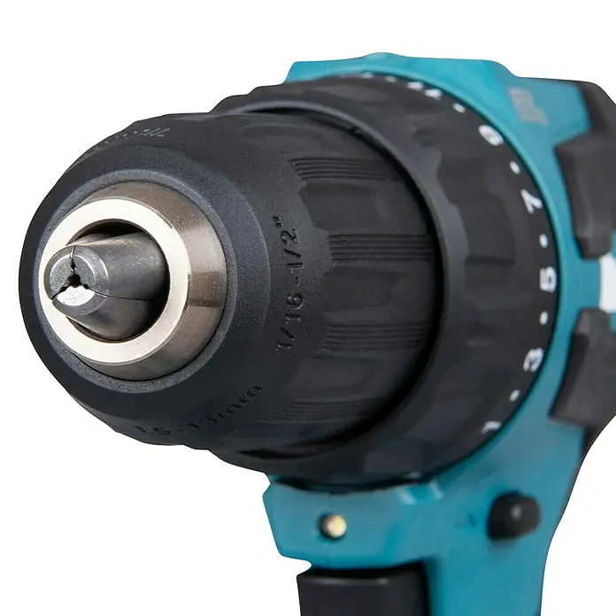 Makita Taladro atornillador percutor de batería DHP490 - 18 V, 2 baterías, 3 Ah, 65 Nm - Primer plano de un taladro inalámbrico, destacando los detalles del portabrocas y el diseño de la máquina.