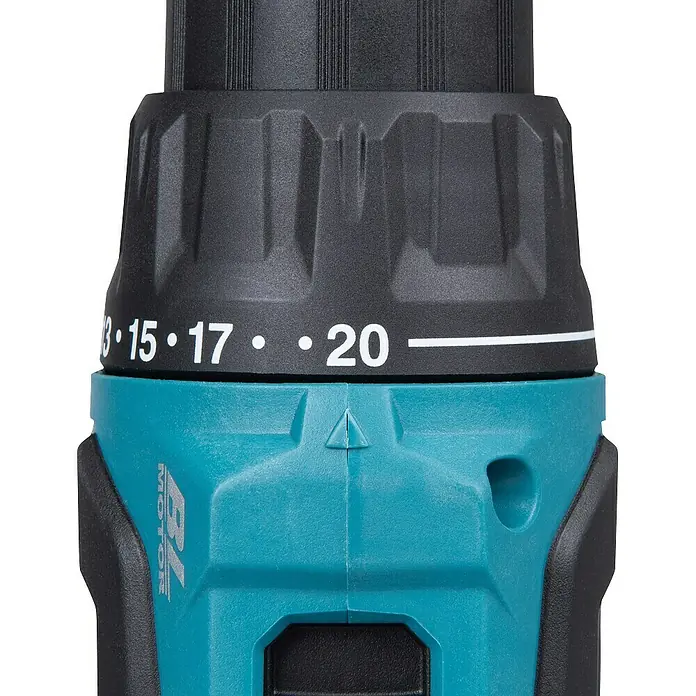 Makita Taladro atornillador percutor de batería DHP490 - 18 V, 2 baterías, 3 Ah, 65 Nm - Primer plano de un taladro inalámbrico, centrado en el ajuste de torque. Ideal para trabajos de atornillado y taladrado de precisión.