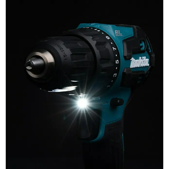 Makita Taladro atornillador percutor de batería DHP490 - 18 V, 2 baterías, 3 Ah, 65 Nm - Primer plano de un taladro inalámbrico Makita con la luz encendida.