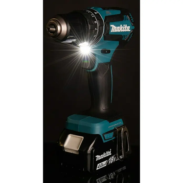 Makita LXT 18V Taladro percutor de batería DHP485 -  - Primer plano de un taladro inalámbrico Makita con la luz LED encendida, sobre un fondo negro.
