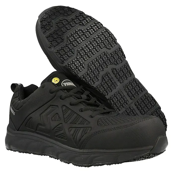 Paredes Zapato bajo de seguridad Jet - 42, Clase de protección según EN ISO 20345: S3, Negro - La imagen muestra un zapato de seguridad negro P&A con suela antideslizante, ideal para entornos laborales que requieren protección y durabilidad.