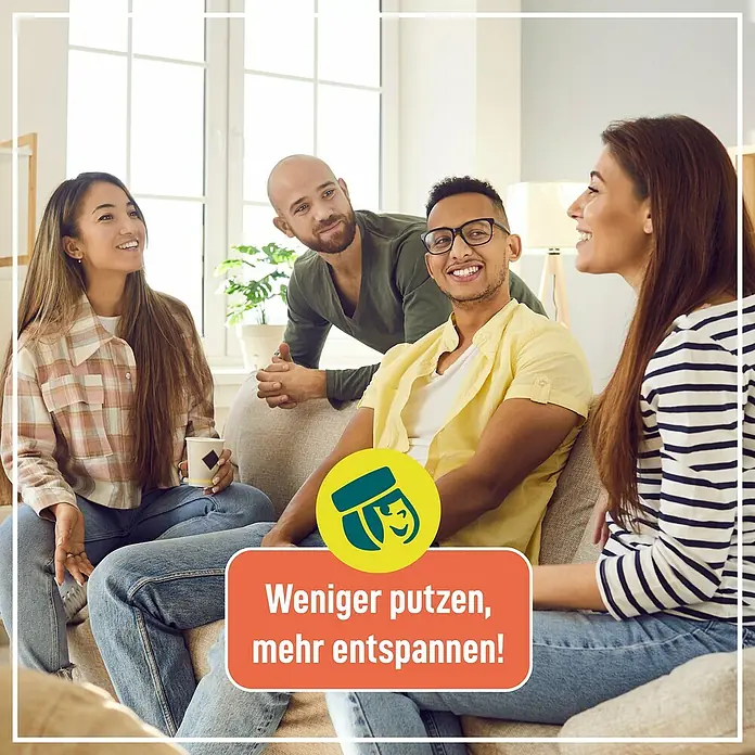 Poliboy Feuchttücher Staubstopper - 24 -tlg. - Weniger putzen, mehr entspannen! Das Bild zeigt eine Gruppe von Freunden, die sich entspannen und Spaß haben.