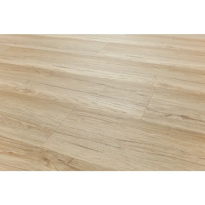 Vinylboden SPC Silent - Wildwood Eiche, Landhausdiele, 1.220 x 229 x 5,3 mm - Nahaufnahme eines Laminatbodens in hellem Holzton mit sichtbarer Maserung.