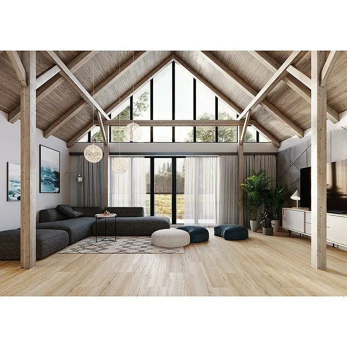 Vinylboden SPC Silent - Wildwood Eiche, Landhausdiele, 1.220 x 229 x 5,3 mm - Helles Wohnzimmer mit Holzbalkendecke. Das Zimmer ist mit einer grauen Couch und Holzfußboden ausgestattet. Natürliches Licht durchflutet den Raum.