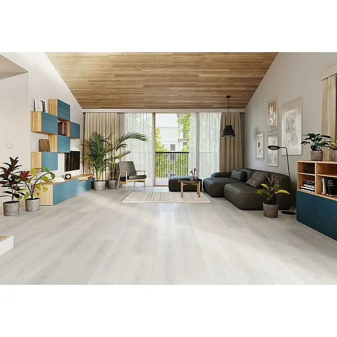 Vinylboden SPC Silent - Takeda Eiche, Landhausdiele, 1.220 x 229 x 5,3 mm - Helles Wohnzimmer mit Holzboden, modularen Regalen und Pflanzen. Die Einrichtung ist modern und einladend gestaltet.