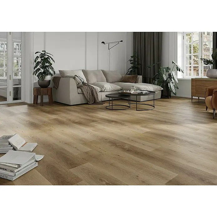 Vinylboden SPC Silent - Frisco Eiche, Landhausdiele, 1.220 x 229 x 5,3 mm - Helle Wohnzimmeraufnahme mit Fokus auf dem modernen Vinylboden in Holzoptik, der dem Raum Wärme und Eleganz verleiht.