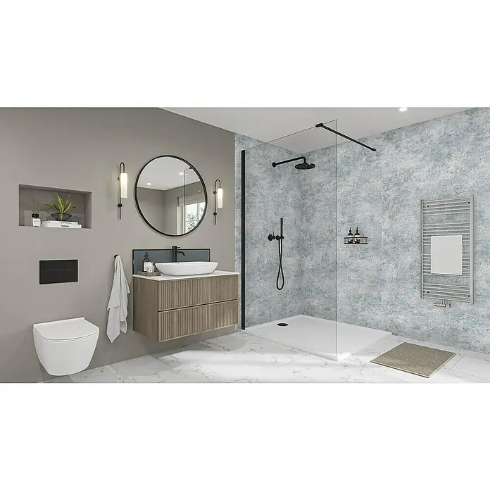 Wetwall Wandpaneel Elite - 16 x 242 cm, Caliza, Abgerundete Kante - Badezimmer-Interieur mit Dusche, Waschtisch mit rundem Spiegel, Wand-WC und Heizkörper. Das graue Farbkonzept sorgt für eine moderne Atmosphäre.