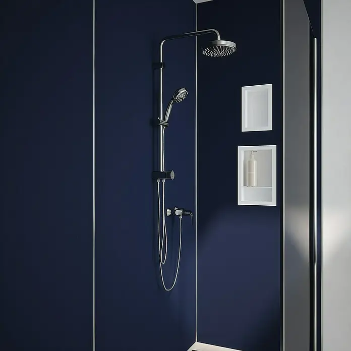 Wetwall Wandpaneel Alloy - 60 x 244 cm, Deep Blue Sea / Smoked Rose - Duschsystem mit Kopf- und Handbrause in modernem Badezimmerdesign. Elegante Lösung für Dusche mit blauer Wand und Ablagen.