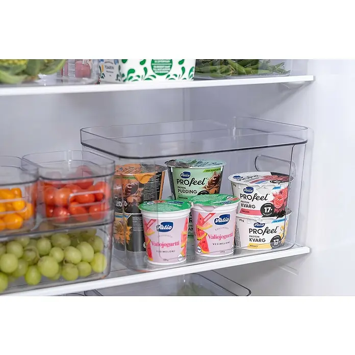 SmartStore Vorratsdose Compact Access - L x B x H: 20 x 29,5 x 16 cm, Kunststoff, Transparent - Einblick in einen Kühlschrank mit durchsichtigen Behältern, gefüllt mit Obst, Gemüse und Valio Profeel Joghurtprodukten.