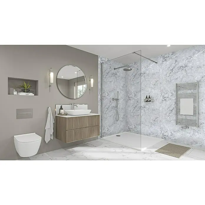 Wetwall Wandpaneel Elite - 16 x 242 cm, Fumo, Abgerundete Kante - Ein stilvolles Badezimmer mit begehbarer Dusche, Waschtisch mit Holzstruktur, runder Spiegel und hängender Toilette bietet modernen Komfort.