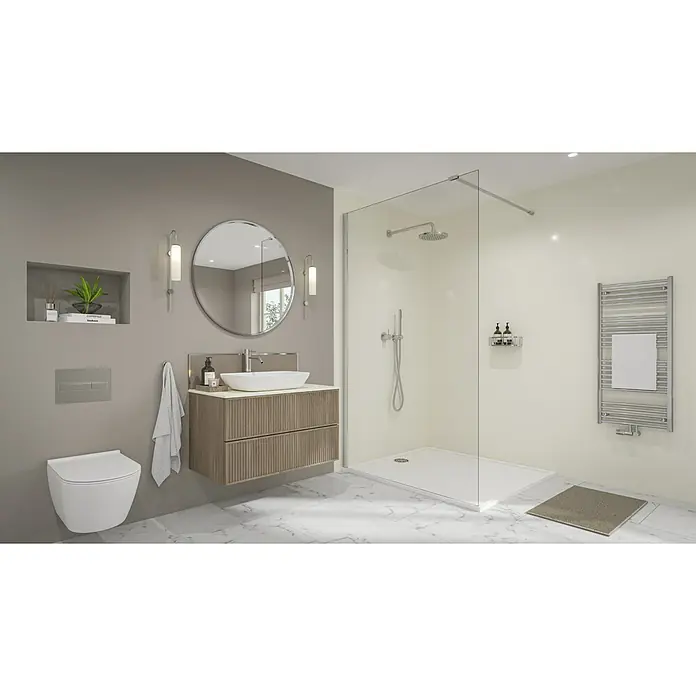 Wetwall Wandpaneel Elite - 16 x 242 cm, Blanco Frost, Abgerundete Kante - Ein modernes Badezimmer mit einer stilvollen Waschtischkombination, einer ebenerdigen Dusche und einer eleganten Toilette.