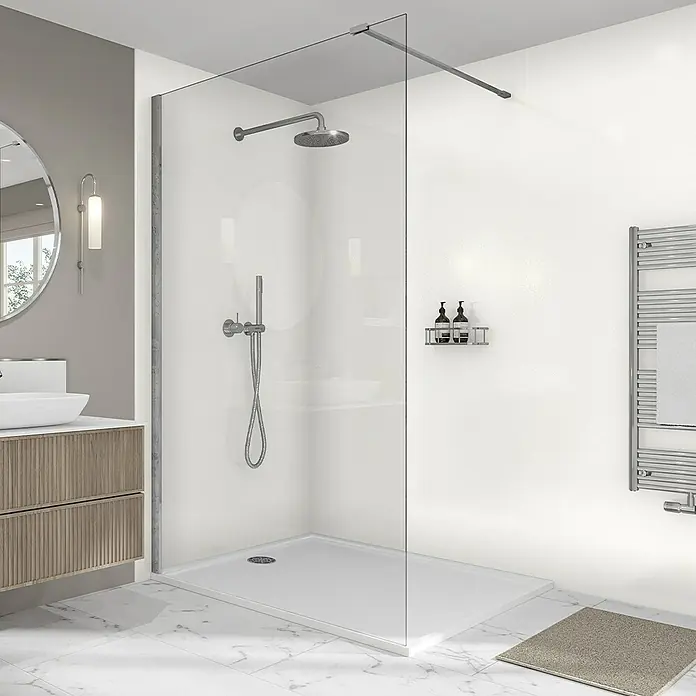 Wetwall Wandpaneel Elite - 60 x 242 cm, Artico, Nut & Feder System - Ein elegantes Badezimmer mit einer modernen, begehbaren Dusche, die durch eine einzelne Glaswand abgetrennt ist. Zeitgemäßes Design mit klaren Linien.