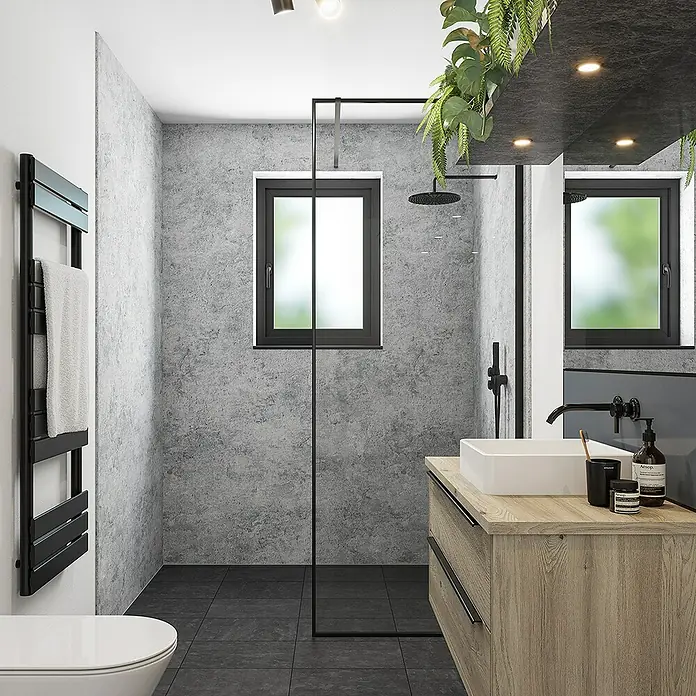 Wetwall Wandpaneel Elite - 16 x 242 cm, Caliza, Abgerundete Kante - Modernes Badezimmerdesign mit einem Waschtisch aus hellem Holz, einer Dusche mit Glaswand und einem schwarzen Handtuchwärmer für ein stilvolles Ambiente.