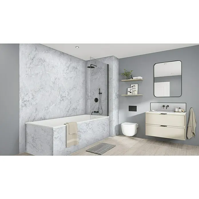 Wetwall Wandpaneel Elite - 16 x 242 cm, Fumo, Abgerundete Kante - Ein Badezimmer mit einer Badewanne mit Spritzschutz, einem Waschbeckenunterschrank, einem Spiegel und einer Toilette.