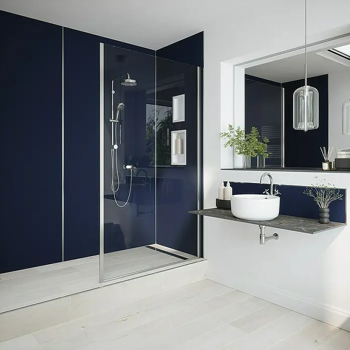 Wetwall Wandpaneel Alloy - 60 x 244 cm, Deep Blue Sea / Smoked Rose - Elegantes Badezimmerdesign mit einer modernen Duschkabine aus Glas und einem stilvollen Waschtisch mit Aufsatzwaschbecken. Die blauen Wände setzen edle Akzente.