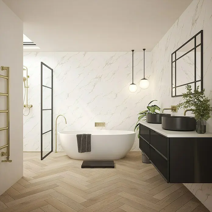 Wetwall Wandpaneel Elite - 16 x 242 cm, Bianco Carrara, Abgerundete Kante - Elegantes Badezimmer mit freistehender Badewanne, Doppelwaschbecken und Marmorwänden, die eine luxuriöse und stilvolle Atmosphäre schaffen.