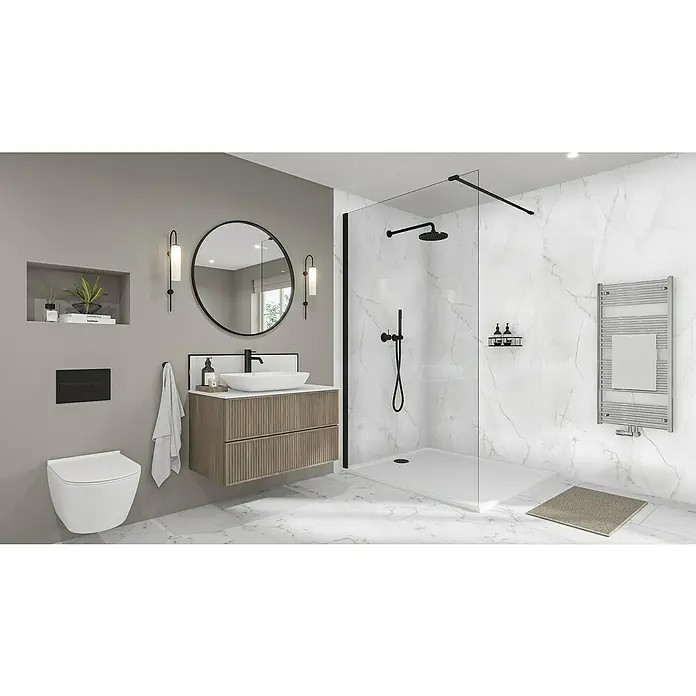 Wetwall Wandpaneel Elite - 16 x 242 cm, Athena Marble, Abgerundete Kante - Das Bild zeigt ein modernes Badezimmer mit einer Duschkabine, einem Waschtisch mit Spiegel und einer Toilette. Die Farbpalette ist neutral gehalten.