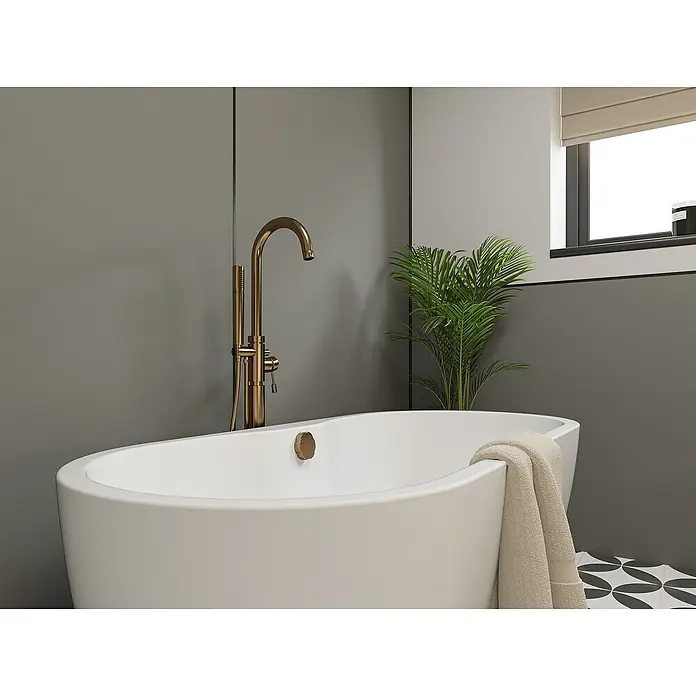 Wetwall Wandpaneel Alloy - 122 x 244 cm, Seafoam Green / Battleship Grey - Freistehende Badewanne mit Armatur und Handtuch. Das moderne Baddesign zeichnet sich durch klare Linien und minimalistische Eleganz aus.