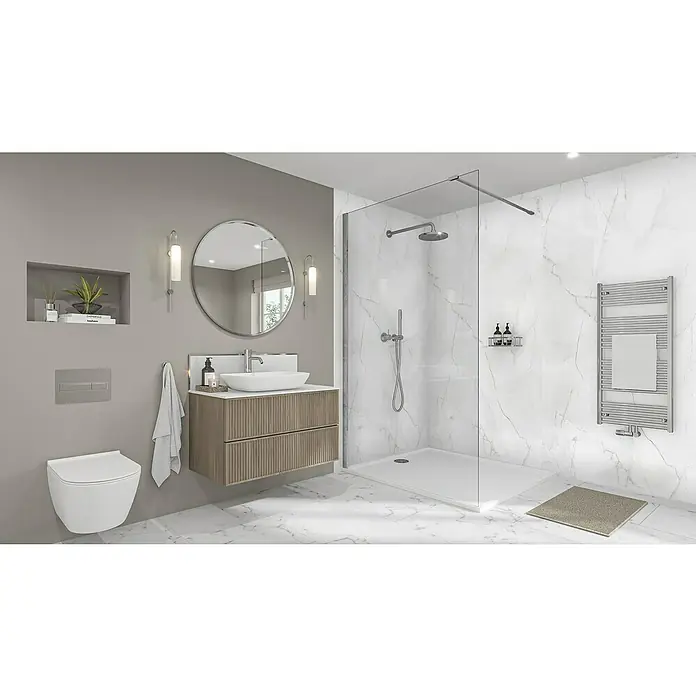 Wetwall Wandpaneel Elite - 16 x 242 cm, Athena Marble, Abgerundete Kante - Elegantes Badezimmerdesign mit Waschtischunterschrank in Holzoptik und einer modernen Duschkabine mit Marmorwänden.