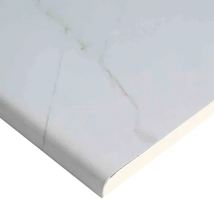 Wetwall Wandpaneel Elite - 16 x 242 cm, Athena Marble, Abgerundete Kante - Nahaufnahme einer Arbeitsplatte mit Marmoroptik und abgerundeter Kante, ideal für Küche oder Bad.