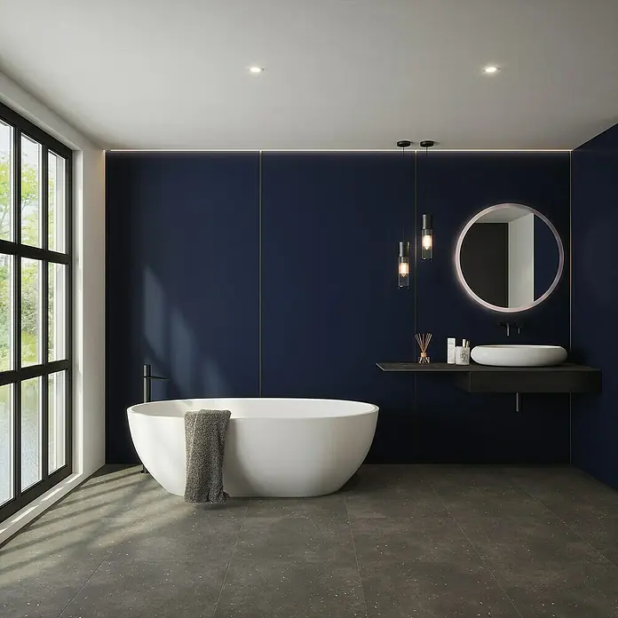 Wetwall Wandpaneel Alloy - 60 x 244 cm, Deep Blue Sea / Smoked Rose - Elegantes Badezimmer mit freistehender Badewanne, Waschtisch mit rundem Spiegel und modernen Pendelleuchten.