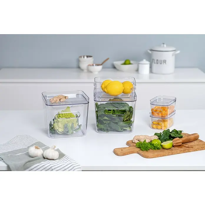 SmartStore Vorratsdose Compact - L x B x H: 20 x 20 x 16 cm, Kunststoff, Transparent - Aufbewahrungsbehälter aus Kunststoff in verschiedenen Größen mit Gemüse und Obst auf einem Tisch, ideal für die Organisation.