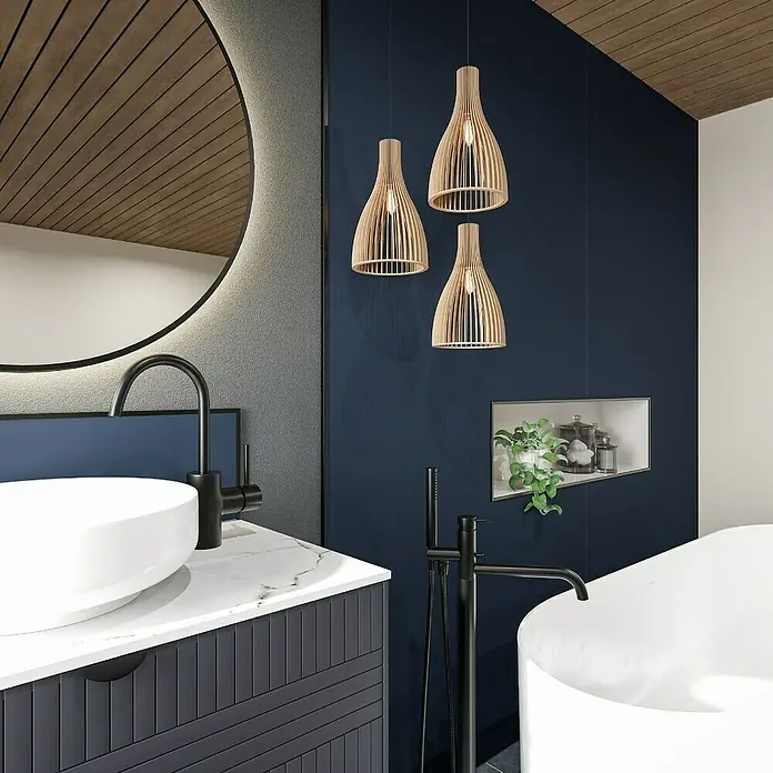 Wetwall Waschtischplatte Vanity Compact - 150 x 60 x 1,2 cm, Athena Marble - Elegantes Badezimmer mit einem modernen Waschtisch, einer stilvollen Badewanne und auffälligen Pendelleuchten, die eine warme Atmosphäre schaffen.