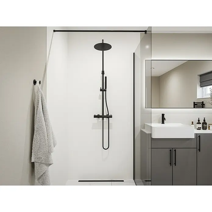 Wetwall Wandpaneel Elite - 60 x 242 cm, Artico, Nut & Feder System - Badezimmer mit schwarzer Duschgarnitur und Waschbecken mit Unterschrank, Handtuch hängt an der Wand.