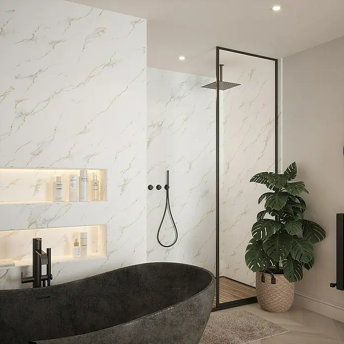 Wetwall Wandpaneel Elite - 16 x 242 cm, Bianco Carrara, Abgerundete Kante - Ein Badezimmer mit einer freistehenden Badewanne, Marmorwänden und einer begehbaren Dusche. Das Design ist modern und stilvoll.