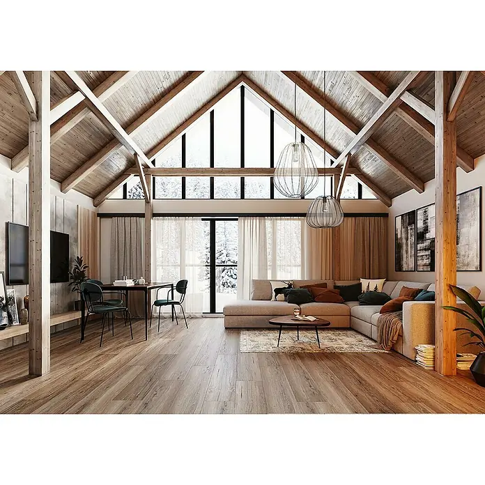 Vinylboden SPC Silent - Kinesawa Eiche, Landhausdiele, 1.220 x 229 x 5,3 mm - Geräumiges Wohnzimmer mit Holzbalkendecke und modernem Sofa. Warme Farben und natürliche Materialien schaffen eine gemütliche Atmosphäre im Raum.