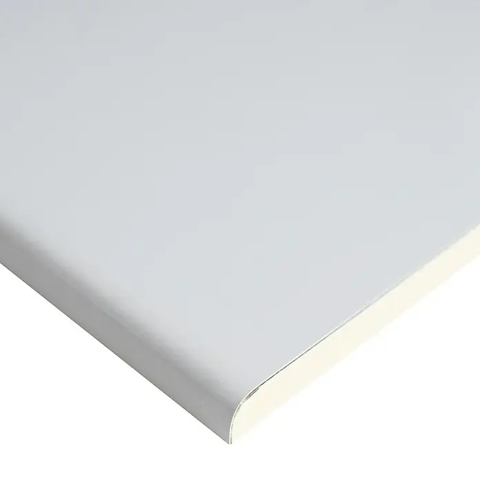 Wetwall Wandpaneel Elite - 16 x 242 cm, Artico, Abgerundete Kante - Nahaufnahme einer modernen, hellgrauen Tischplatte mit abgerundeten Kanten, die ein minimalistisches Design zeigt.