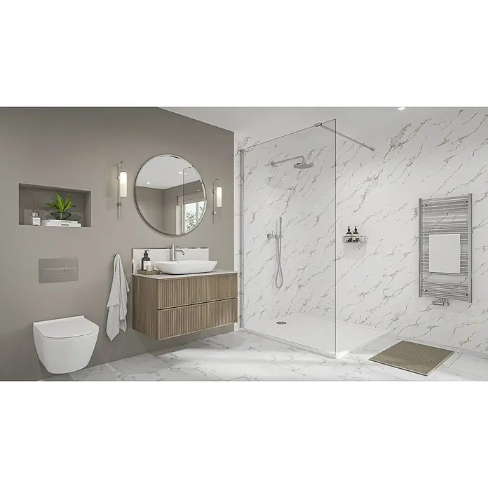 Wetwall Wandpaneel Elite - 16 x 242 cm, Bianco Carrara, Abgerundete Kante - Ein Badezimmer mit einer Duschkabine mit Marmorwänden, einem Waschtisch mit Spiegel und einer Toilette.