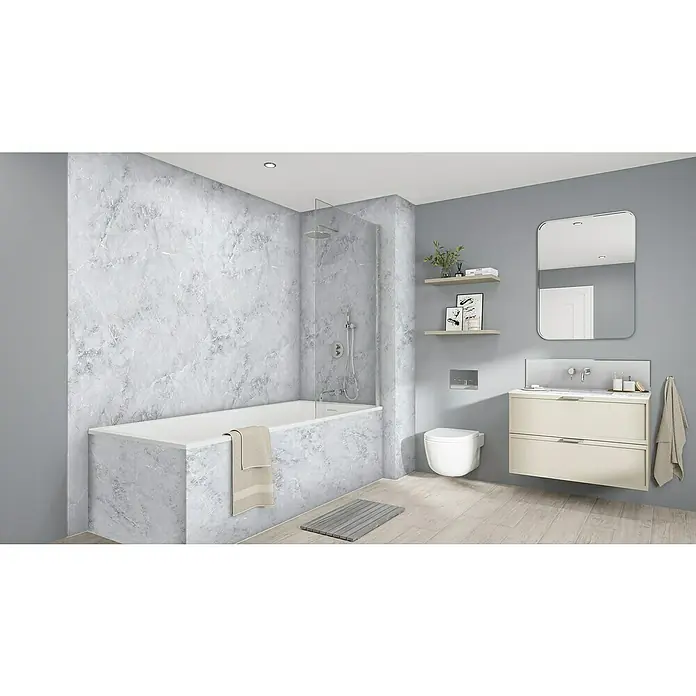 Wetwall Wandpaneel Elite - 16 x 242 cm, Fumo, Abgerundete Kante - Ein modernes Badezimmer mit einer Marmorbadewanne, einer Duschwand, einem Waschtisch mit Spiegel, Regalen und einer Toilette in Grau- und Beigetönen.